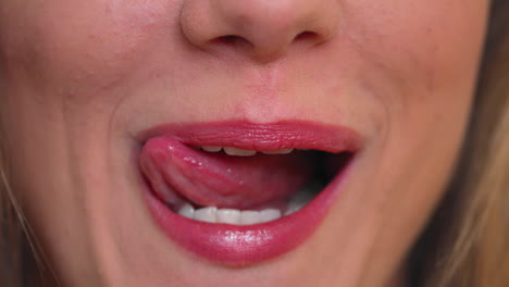 Nahaufnahme-Auf-Den-Lippen-Einer-Jungen-Frau,-Die-Ihre-Lippen-Und-Zähne-Leckt