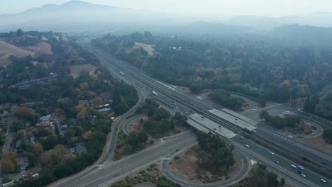 Rauch-Und-Nebel-Bedecken-Die-Hügel-In-Kalifornien-Vor-Waldbränden