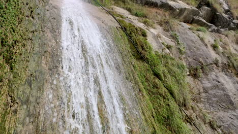 Schöner-Natürlicher-Wasserfall,-Der-Die-Hügel-In-Den-Bergen-Hinunterfällt
