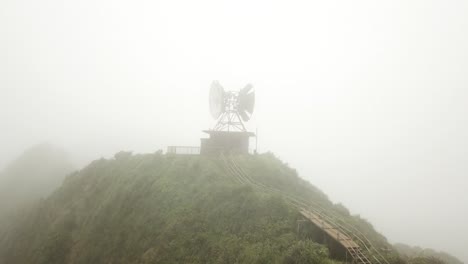 Radio-Tower-on-top-of-Haiku-Stairs-Trail-in-the-Clouds-on-Oahu,-Hawaii