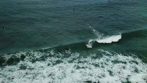 Luftaufnahmen-über-Einem-Surfer,-Der-Eine-Brechende-Welle-Vor-Der-Nordküste-Von-Oahu,-Hawaii,-Reitet