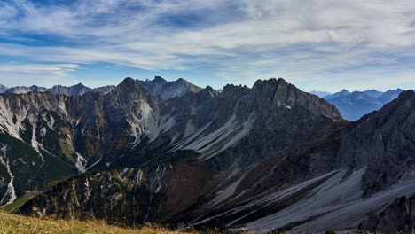 Vista-De-Lapso-De-Tiempo-Desde-Seefelder-Spitze-Mirando-Hacia-Los-Picos-Montañosos-Irregulares-De-Los-Alpes
