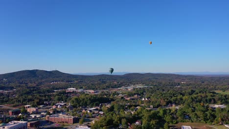 Heißluftballons-Fliegen-über-Die-Stadt-Cumming-Georgia