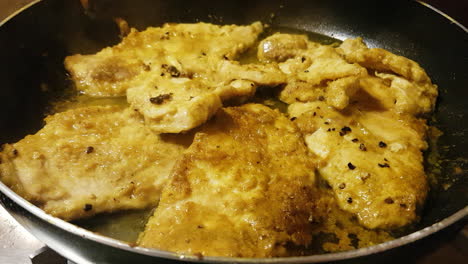 Traditionelle-Zubereitung-Der-Curry-Küche-Im-Toskanischen-Stil