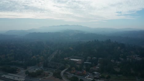 Esta-Contaminación,-El-Humo-De-Los-Incendios-Forestales-Y-La-Neblina-Cubren-La-Tierra-En-California