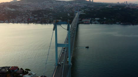 Puente-De-Estambul-Que-Cruza-El-Cuerno-De-Oro-Y-Conecta-Los-Continentes-De-Europa-Y-Asia