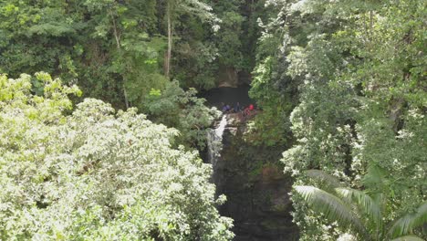 Antenne-Des-Avocat-Wasserfalls,-Der-Aus-Dem-Marianne-Fluss-An-Der-Nordküste-Von-Trinidad-In-Der-Karibik-Fließt