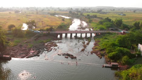 Fluss-In-Maharashtra-Mit-Brücke