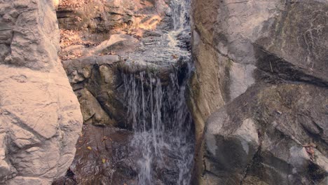 Kleiner-Wasserlauf-Umgeben-Von-Felsen