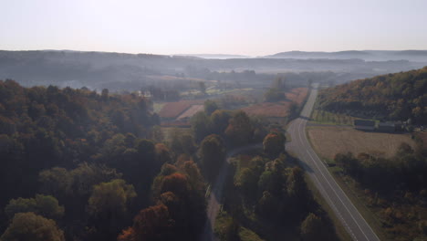Antenne:-Schöne-Landstraße-Durch-Kroatische-Landschaft,-Skyscape-Sonnenuntergang