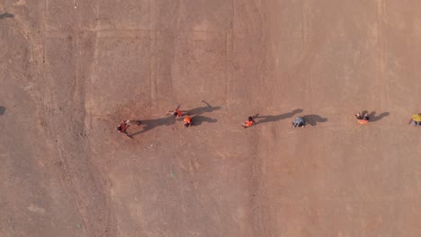 Drohnenaufnahme-Von-Schulkindern,-Die-Indische-Sportarten-Kho-Kho-Im-Sed-Sand-Von-Maharashtra-Spielen