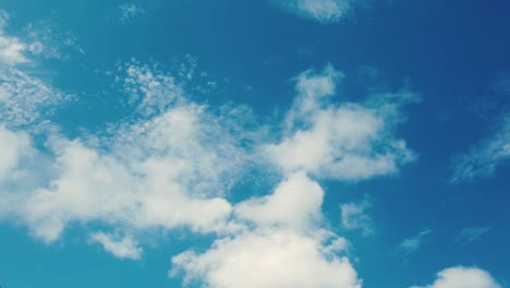 Zeitraffer-Strahlend-Blauer-Himmel-Mit-Weißen,-Flauschigen-Wolken,-Die-Vorbeiziehen