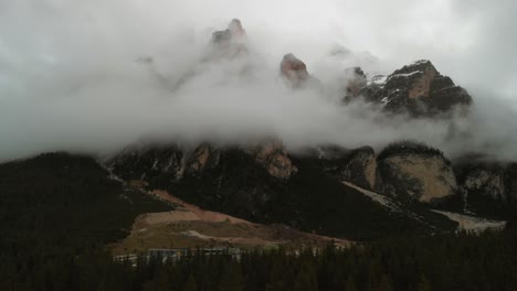 Toma-Aérea-De-Un-Día-Nublado-En-Los-Alpes-Italianos