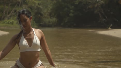 Mujer-Sexy-De-Cerca-Con-Efecto-Bokeh-En-Una-Filmación-De-Video-En-Un-Río-Escénico