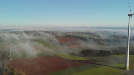 Una-Mañana-Con-Niebla-En-Una-Zona-Rural-De-Luxemburgo-Con-Vistas-A-Un-Aerogenerador-Y-Una-Carretera