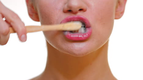 Nahaufnahme-Auf-Den-Lippen-Einer-Frau,-Die-Ihre-Zähne-Mit-Einer-Bambuszahnbürste-Und-Schwarzer-Kohlenstoffzahnpasta-Putzt