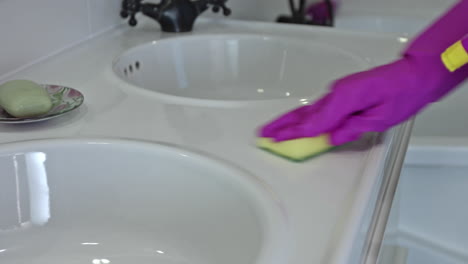 Ein-Dienstmädchen-Oder-Eine-Ehefrau-Reinigt-Das-Waschbecken-Im-Badezimmer-Mit-Gummihandschuhen