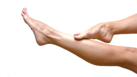 Barfußweibliche-Beine-Mit-Glatter-Haut-Auf-Weißem-Hintergrund