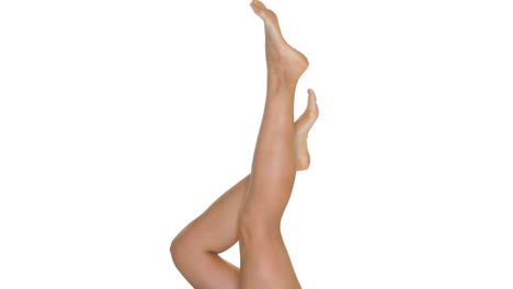 Schöne-Passform-Weibliche-Beine-Mit-Gesunder,-Sauberer-Haut-über-Weißem-Studiohintergrund