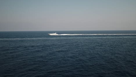 Luxusboot-luftbild,-Luxuriöse-Yacht,-Die-Sich-Schnell-In-Den-Blauen-Ozeanwasser-seascape-skylinen-Bewegt