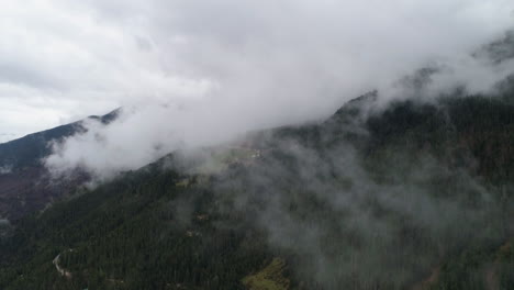 Las-Nubes-Cubren-Los-Picos-Del-Parque-Nacional-Nemuna,-Kosovo