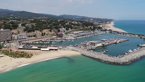 Luftaufnahme-über-Arenys-De-Mar-Spanischer-Hafen