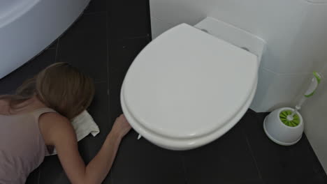 The-unconscious-woman-on-the-bathroom-floor