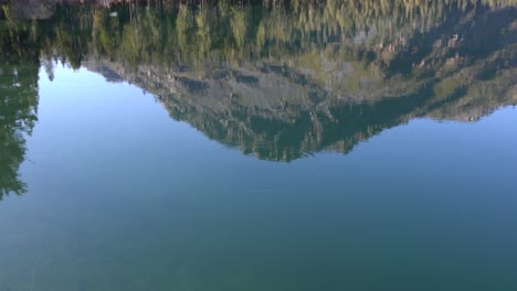 Mountain-scenery-reflecting-on-a-lake