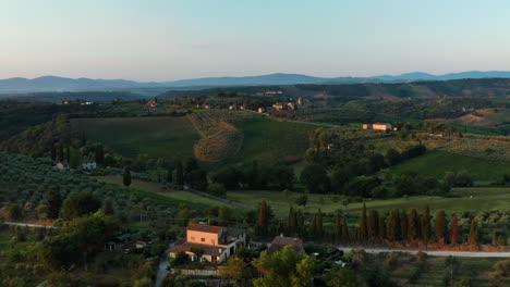 Aerial-view-of-the-green-rolling-hills-of-Tuscany-Italy-at-sunrise
