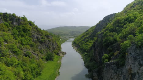 Berge-Des-Kosovo,-Flug-Durch-Die-Schlucht-Mit-Landschaft-Im-Hintergrund