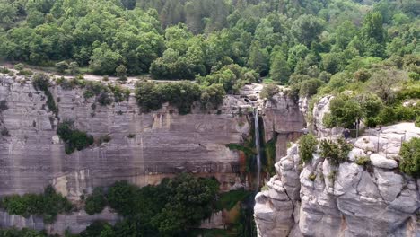 Schöne-Luftaufnahme-Der-Natürlichen-Schlucht-Und-Des-Wasserfalls-In-Spanien