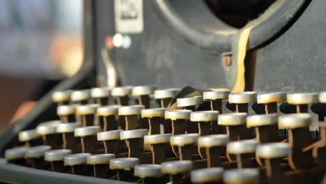 Vintage,-retro-typewriter-slow-rack-focus-from-front-to-back-closeup-details-across-lettering-keys