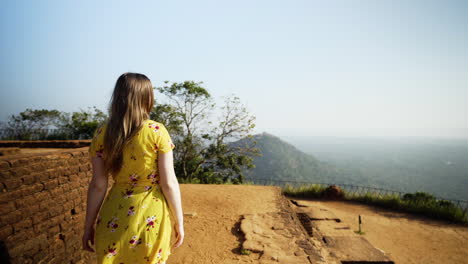 Junge-Weibliche-Touristin,-Die-Die-Dramatische-Landschaft-Sri-Lankas-Vom-Löwenfelsen-Aus-Erkundet