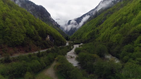 Vuelo-De-Bajo-Nivel-Más-Allá-Del-Valle-Y-Las-Montañas-Del-Parque-Nacional-Nemuna,-Kosovo