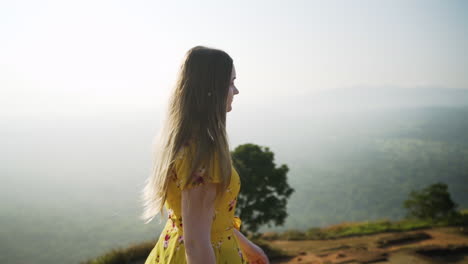 Espectacular-Paisaje-De-Sri-Lanka,-Una-Joven-Turista-Explora-La-Roca-De-Los-Leones