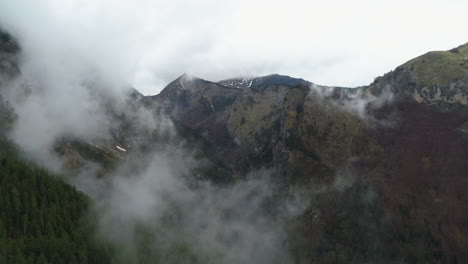 Nemuna-Nationalpark-In-Tiefe-Wolken-Gehüllt.-Kosovo