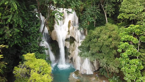 Divina-Cascada-En-Lo-Profundo-De-La-Jungla-Y-Colorido-Paisaje-Aéreo,-Kuang-Si-Falls,-Luang-Prabang,-Laos