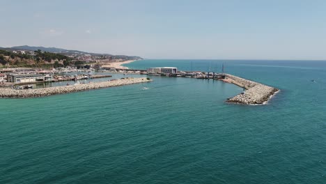 Luftaufnahme-über-Kleinem-Fischerboot,-Das-Arenys-De-Mar,-Hafen-Von-Spanien-Verlässt