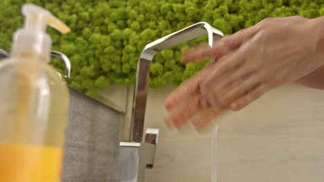 Frau-Wäscht-Ihre-Hände-Mit-Flüssiger-Seife-über-Dem-Wc-waschbecken
