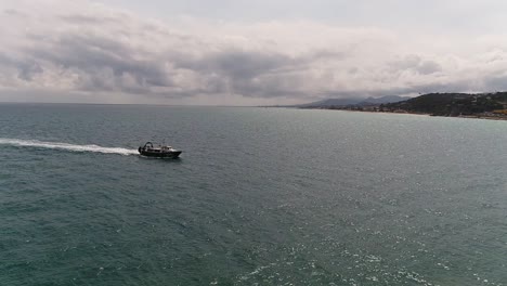 Crucero-En-Barco-Rumbo-A-La-Playa-Costera-De-La-Isla