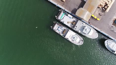 Luftaufnahme-über-Dem-Spanischen-Hafen-Festgemachten-Boote-Entlang-Der-Uferpromenade
