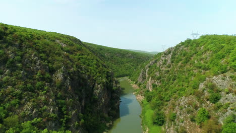 Luftaufnahme-Der-Kalksteinschlucht-Des-Flusses-Drin-Im-Kosovo