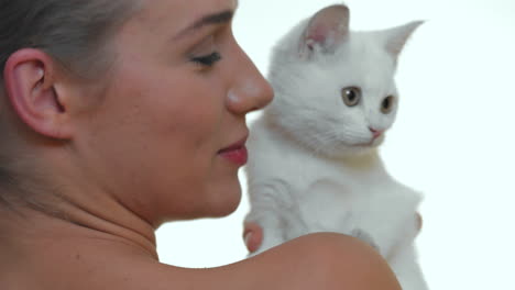 Cute-blond-woman-posing-with-white-cat