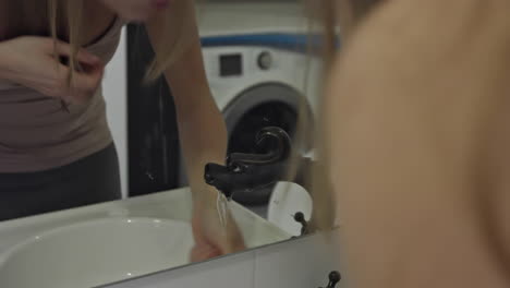 Mujer-Lavándose-La-Boca-Con-Agua.-Higiene-Oral