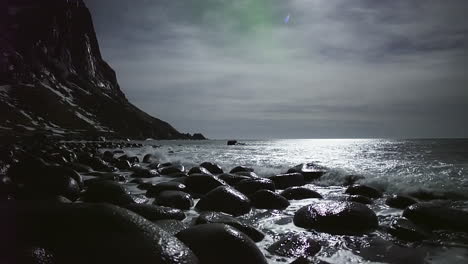 Gloomy-Atmosphere-At-Uttakleiv-Beach-With-Waves-Rolling-Over-Rocks-In-Lofoten-Islands,-Norway