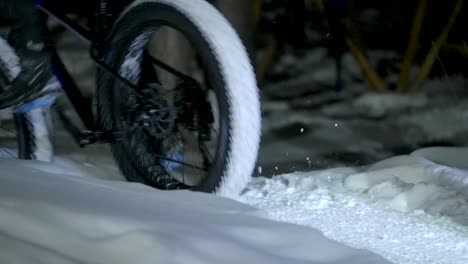 Fatbike-Neumáticos-De-Invierno-Rodando-Por-La-Nieve-Por-La-Noche-Slomo