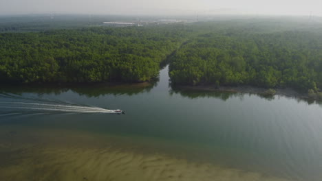 Drohne-Blick-Auf-Das-Boot,-Das-Morgens-Auf-Dem-Bagan-Lalang-Fluss-Fährt,-Malaysia