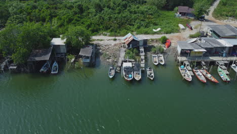 Reihen-Von-Booten-Und-Siedlungen-Am-Fluss-Bagan-Lalang-Am-Morgen,-Malaysia