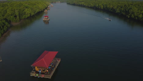 Luftdrohnenansicht-Des-Bootes,-Das-Morgens-Auf-Dem-Fluss-Bagan-Lalang-Kreuzt