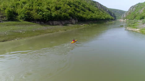 Toma-Aérea-De-Kayak-Remando-A-Través-Del-Cañón-Del-Río-Drin-En-Kosovo